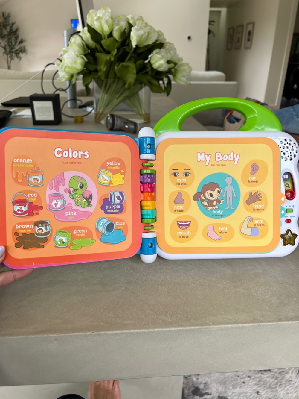 Leapfrog‎ Learning Friends 100 Words Book - English/Spanish - Picture 7 of 10